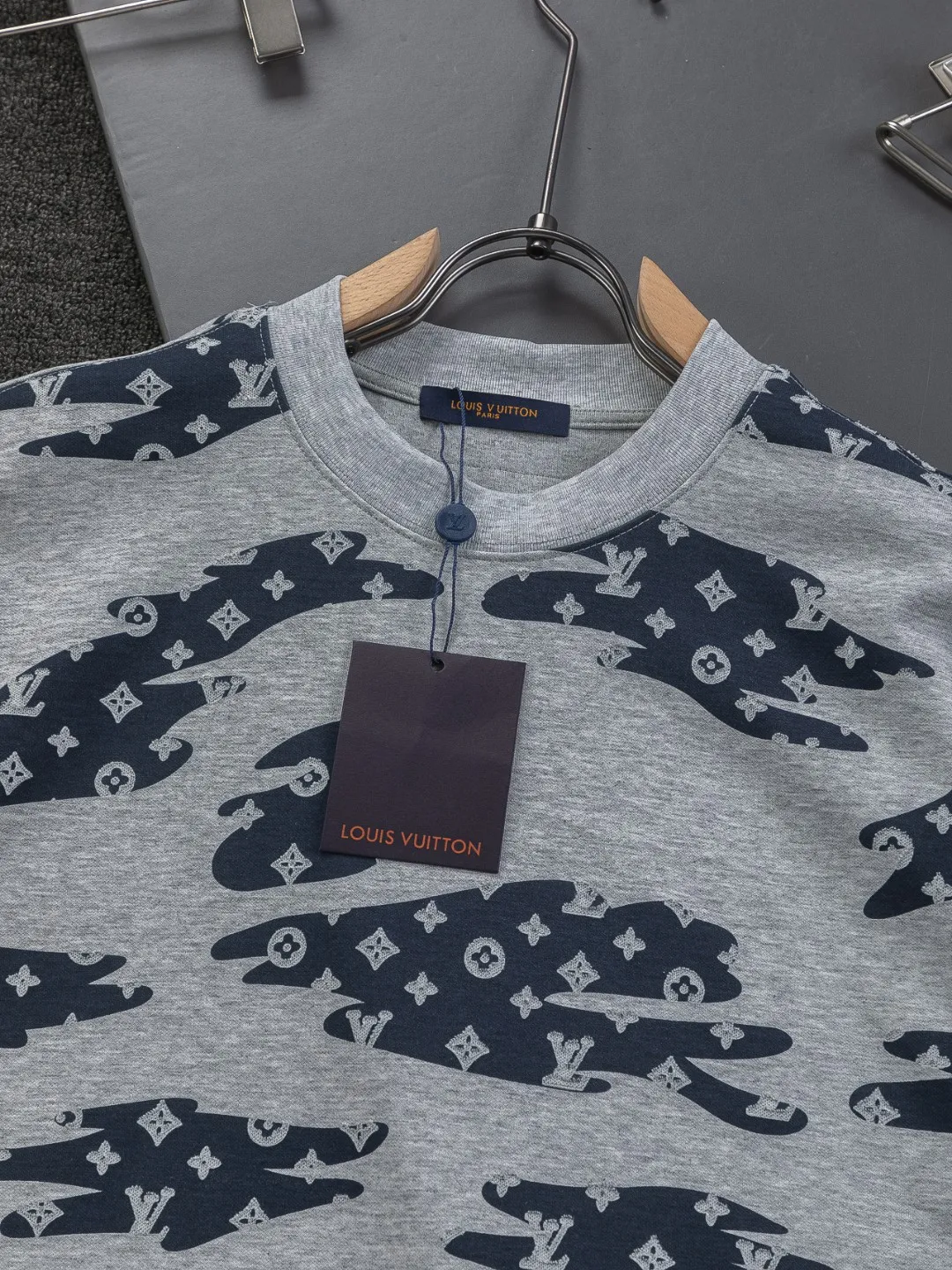 🅿️210 Louis Vuitton 1V LV micro-wide version S-XL LV 26ss new product counters are on the shelves at the same time. Multiple craftsmanship, composite fabrics, all-over cutting🔥Fire flower clouds☁️letter logo🪡 embroidery, round neck short-sleeved T-shirt, same style for men and women! Consigned to one-to-one creation. Synchronized with the official website, pure cotton fabrics at the counter! It is close to the skin and comfortable, durable and easy to wear. It has a classic and simple logo design and meticulous original craftsmanship. Short-sleeves, a must-have item for men, do not appear to be the same for the general public, but must be unique and eye-catching. This LV short-sleeve is all about quality, comfort, the same shape and fashion as always, including fabrics and cutting techniques. All of them have been made with great effort! 320 grams of washed pure cotton fabric, pure cotton is breathable, very refreshing and comfortable for daily wear. The rib knitting on the neckline is smooth and tight, and the neckline will not be skewed if you toss it at will. The loose version, you will find that it looks really good on the upper body. The overall is minimalist and neat, super versatile for daily use! Pair it casually with a pair of pants for a youthful look. A T-shirt will make your outfit crazy. It is a fashionable item that can never go wrong! Color: Black White Gray Purple Size: S-XL Size chart: S: Shoulder width 50-Bust 56-Length 70 M: Shoulder width 52-Bust 57-Length 72 L: Shoulder width 54-Bust 59-Length 74 XL: Shoulder width 56-Bust 62-Length 76